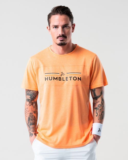 Orange t-shirt för padel med Humbletons signaturprint på bröstet